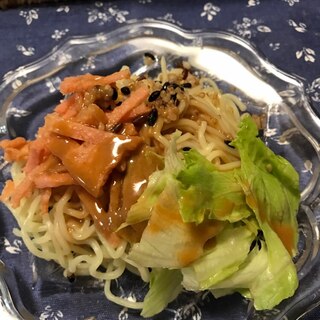 キヌア、レタス、明太子平天のサラダ麺